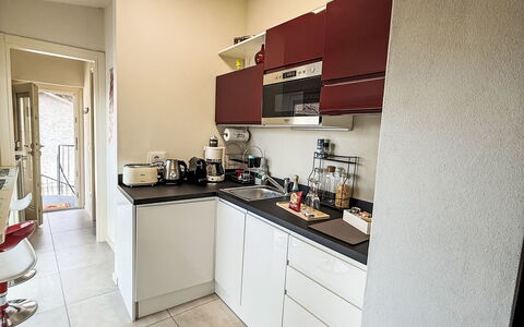 Colazza 100: Køkken Apparat, Køkken, Countertop, Større Bandage, Gulvbelægning, Cabinetry, Indretning, Komfur, Etage, Husholdningsapparat