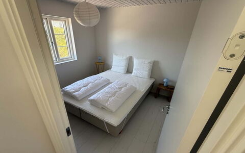 Selvi - 500M from the Sea: Væg, Etage, Træ, Gulvbelægning, Soveværelse, Indretning, Seng, Møbel, Sengetøj, Værelse