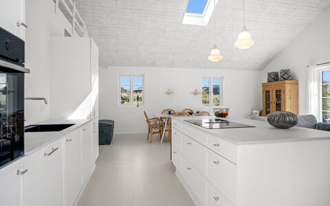 Selvi - 500M from the Sea: Køkken, Gulvbelægning, Loft, Countertop, Indretning, Etage, Lysarmatur, Cabinetry, Håndvask, Flise