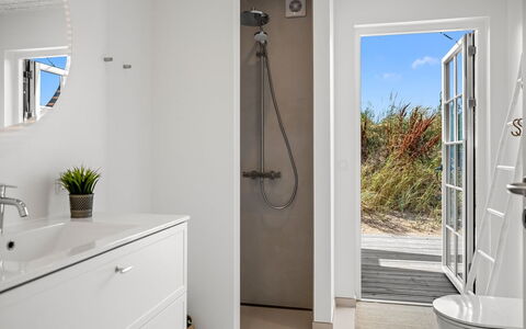 Selvi - 500M from the Sea: Væg, Sanitærarmatur, Gulvbelægning, Etage, Badeværelse, Indretning, Vvs, Loft, Tap, Håndvask