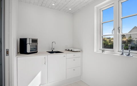 Selvi - 500M from the Sea: Væg, Loft, Indretning, Gulvbelægning, Etage, Værelse, Lysarmatur, Cabinetry, Sanitærarmatur, Køkken