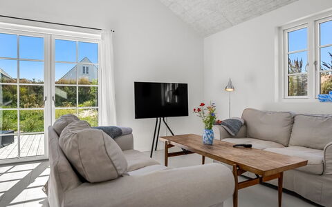 Selvi - 500M from the Sea: Couch, Møbel, Gulvbelægning, Indretning, Stue, Etage, Loft, Værelse, Hjem