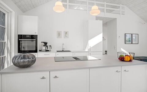 Selvi - 500M from the Sea: Køkken, Indretning, Lysarmatur, Countertop, Loft, Gulvbelægning, Cabinetry, Møbel, Etage, Køkken Apparat