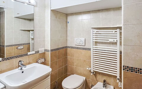 Presanella: Badeværelse, Sanitærarmatur, Gulvbelægning, Indretning, Etage, Håndvask, Toilet, Tap, Vvs, Toiletbræt