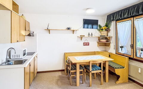 Presanella: Møbel, Indretning, Værelse, Etage, Loft, Stol, Cabinetry, Hårdttræ, Bejdse, Hylde