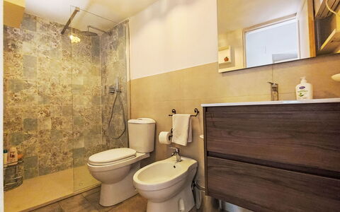 Il Giardino di Lara: Toiletbræt, Badeværelse, Toilet, Badeværelsesvask, Gulvbelægning, Sanitærarmatur, Håndvask, Etage, Indretning, Tap