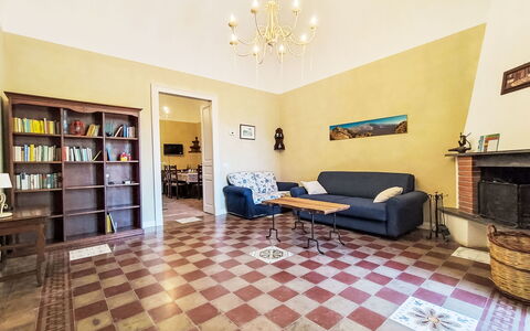 Il Giardino di Lara: Gulvbelægning, Etage, Væg, Indretning, Træ, Loft, Møbel, Værelse, Belysning, Stue
