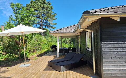Ethil - 600M from the Sea: Træ, Tag, Hjem, Hus, Sidespor, Sommerhus, Veranda, Udendørs Møbler, Dæk, Skygge