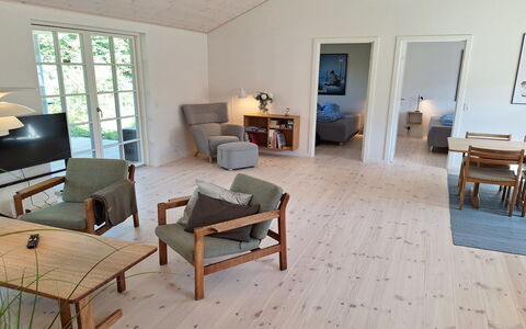 Ethil - 600M from the Sea: Møbel, Gulvbelægning, Etage, Træ, Trægulve, Stol, Indretning, Hjem, Bord, Stue