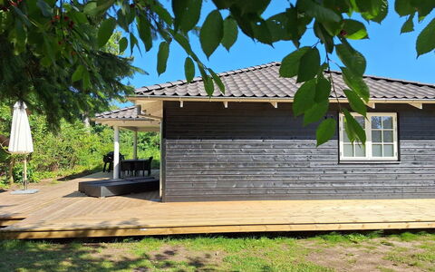 Ethil - 600M from the Sea: Træ, Tag, Sommerhus, Land Lot, Skygge, Sidespor, Hårdttræ, Garden Bygninger, Dæk, Planke