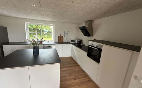 Eeske - 4Km from the Sea: Gulvbelægning, Køkken, Etage, Countertop, Træ, Større Bandage, Indretning, Køkken Apparat, Cabinetry, Trægulve