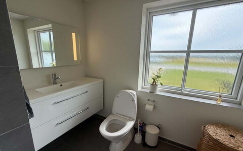 Eeske - 4Km from the Sea: Sanitærarmatur, Vvs, Etage, Badeværelse, Toiletbræt, Toilet, Tap, Håndvask, Bidet, Flise