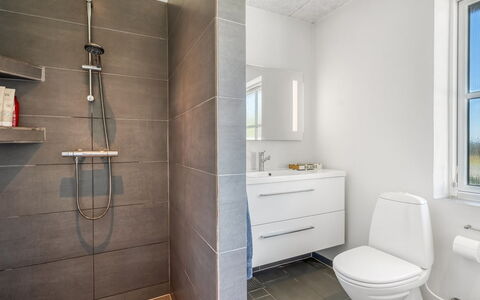 Eeske - 4Km from the Sea: Gulvbelægning, Sanitærarmatur, Badeværelse, Etage, Indretning, Toilet, Toiletbræt, Vvs, Håndvask, Flise