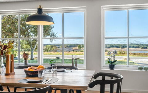 Eeske - 4Km from the Sea: Møbel, Træ, Indretning, Gulvbelægning, Bord, Køkken & Spisebord, Etage, Loft, Stol, Spisestue