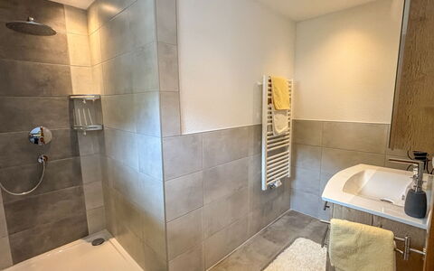 Apartment Bergkristall: Gulvbelægning, Etage, Indretning, Sanitærarmatur, Badeværelse, Vvs, Værelse, Flise, Toilet, Tap