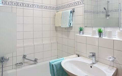 Bergzeit: Badeværelse, Badeværelsesvask, Sanitærarmatur, Håndvask, Indretning, Tap, Gulvbelægning, Vvs, Etage, Flise