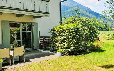 Bergzeit: Grøn, Busk, Hus, Hjem, Have, Skygge, Sommerhus, Gård, Lawn, Landscaping