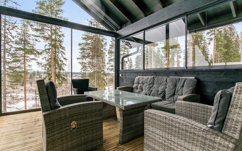 Salavan Tsaari: Træ, Møbel, Indretning, Loft, Gulvbelægning, Etage, Stol, Glas, Veranda, Skygge