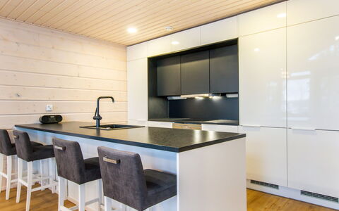 Salavan Tsaari: Møbel, Gulvbelægning, Indretning, Countertop, Køkken, Træ, Cabinetry, Trægulve, Etage, Loft