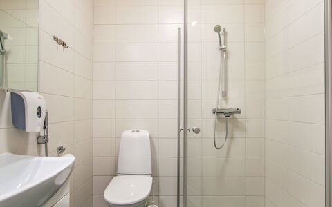 Salavan Tsaari: Toiletbræt, Badeværelse, Toilet, Sanitærarmatur, Gulvbelægning, Væg, Etage, Indretning, Badeværelsesvask, Håndvask