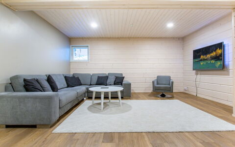 Salavan Tsaari: Gulvbelægning, Indretning, Etage, Væg, Træ, Trægulve, Loft, Couch, Stue, Værelse