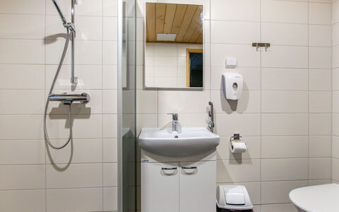 Kuhmoinen 642: Badeværelse, Sanitærarmatur, Badeværelsesvask, Gulvbelægning, Væg, Indretning, Håndvask, Etage, Toilet, Tap