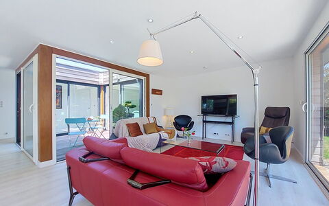 Bois et Lumière: Møbel, Indretning, Couch, Gulvbelægning, Stue, Loft, Etage, Værelse, Belysning, Bord