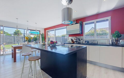 Bois et Lumière: Køkken, Countertop, Indretning, Møbel, Gulvbelægning, Køkken Apparat, Loft, Etage, Cabinetry, Hjem