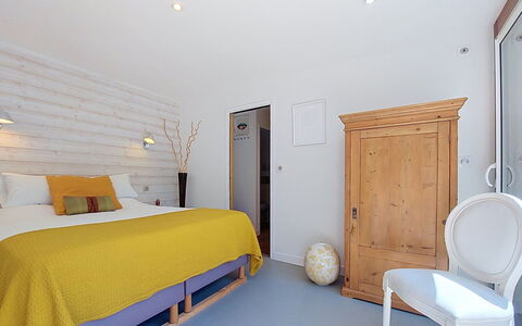 Bois et Lumière: Møbel, Indretning, Soveværelse, Seng, Væg, Gulvbelægning, Træ, Etage, Loft, Sengetøj
