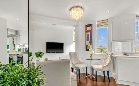 Chelsea Apartment: Busk, Have, Boligområde, Plantesamfund, Land Lot, Bunddække, Landscaping, Backyard, Gård