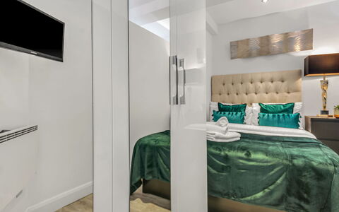 Chelsea Apartment: Busk, Have, Boligområde, Plantesamfund, Land Lot, Bunddække, Landscaping, Backyard, Gård