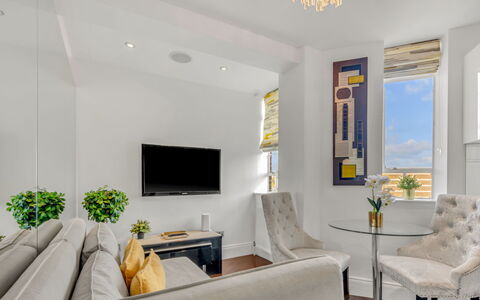 Chelsea Apartment: Busk, Have, Boligområde, Plantesamfund, Land Lot, Bunddække, Landscaping, Backyard, Gård