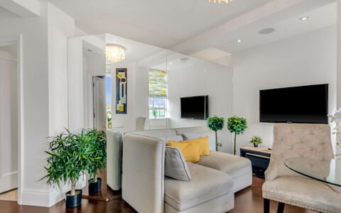 Chelsea Apartment: Busk, Have, Boligområde, Plantesamfund, Land Lot, Bunddække, Landscaping, Backyard, Gård
