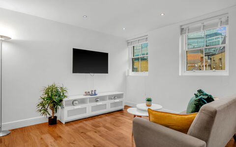 Spitafields Apartment: Busk, Have, Boligområde, Plantesamfund, Land Lot, Bunddække, Landscaping, Backyard, Gård