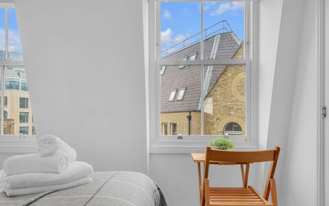 Spitafields Apartment: Busk, Have, Boligområde, Plantesamfund, Land Lot, Bunddække, Landscaping, Backyard, Gård