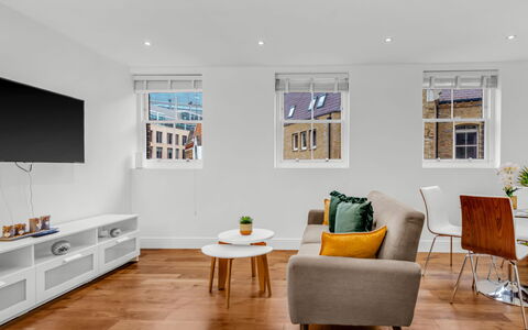 Spitafields Apartment: Busk, Have, Boligområde, Plantesamfund, Land Lot, Bunddække, Landscaping, Backyard, Gård