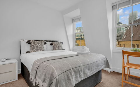 Spitafields Apartment: Busk, Have, Boligområde, Plantesamfund, Land Lot, Bunddække, Landscaping, Backyard, Gård