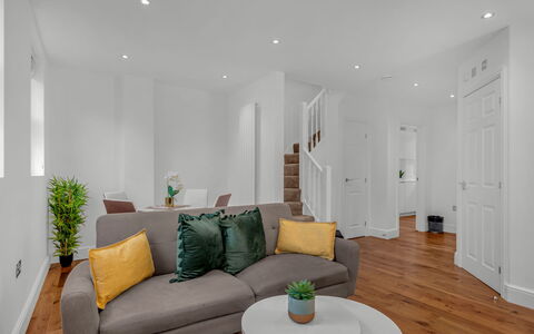 Spitafields Apartment: Busk, Have, Boligområde, Plantesamfund, Land Lot, Bunddække, Landscaping, Backyard, Gård