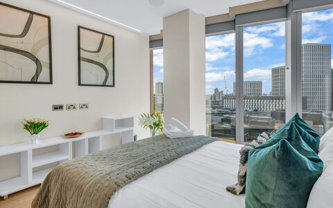 Stratford Loft: Busk, Have, Boligområde, Plantesamfund, Land Lot, Bunddække, Landscaping, Backyard, Gård