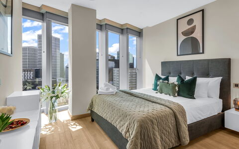 Stratford Loft: Busk, Have, Boligområde, Plantesamfund, Land Lot, Bunddække, Landscaping, Backyard, Gård