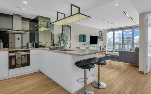 Stratford Loft: Busk, Have, Boligområde, Plantesamfund, Land Lot, Bunddække, Landscaping, Backyard, Gård