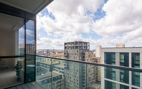 Canary Wharf 310: Busk, Have, Boligområde, Plantesamfund, Land Lot, Bunddække, Landscaping, Backyard, Gård