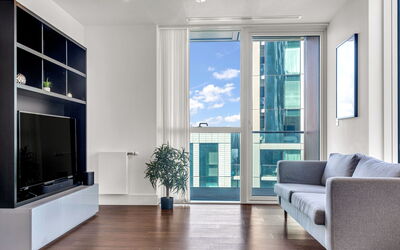 Canary Wharf 310: Busk, Have, Boligområde, Plantesamfund, Land Lot, Bunddække, Landscaping, Backyard, Gård