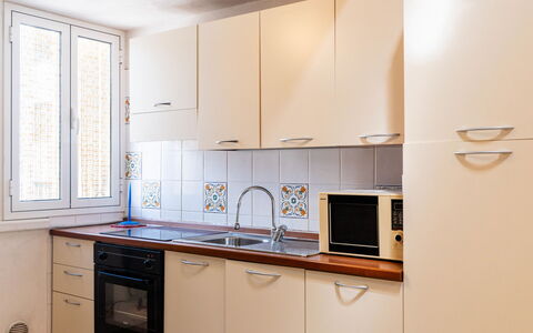 Lily: Køkken Apparat, Køkken, Større Bandage, Countertop, Træ, Cabinetry, Gulvbelægning, Køkkenvask, Indretning, Værelse