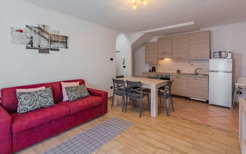 Stefani: Møbel, Gulvbelægning, Indretning, Etage, Couch, Værelse, Lejlighed, Loft, Bord, Stue