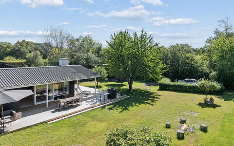 Antonie - 350M from the Sea: Træ, Græs, Busk, Hus, Tag, Hjem, Boligområde, Sommerhus, Have