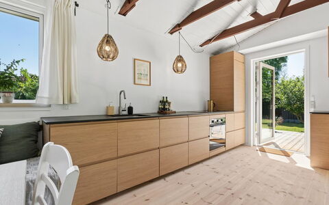 Antonie - 350M from the Sea: Køkken, Countertop, Gulvbelægning, Træ, Møbel, Indretning, Cabinetry, Etage, Køkken Apparat, Skab