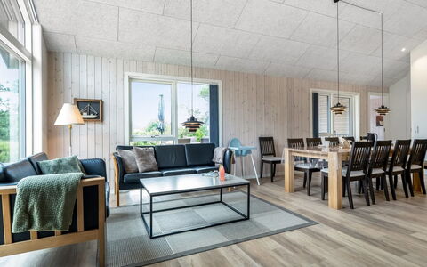Merita - 600M from the Sea: Træ, Gulvbelægning, Loft, Indretning, Etage, Trægulve, Møbel, Hjem, Værelse, Stue
