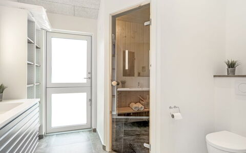 Merita - 600M from the Sea: Gulvbelægning, Etage, Væg, Sanitærarmatur, Træ, Indretning, Badeværelse, Badeværelsesskab, Håndvask, Loft