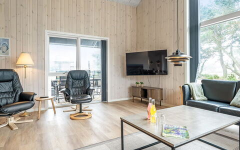 Merita - 600M from the Sea: Træ, Gulvbelægning, Indretning, Loft, Etage, Trægulve, Møbel, Stue, Hjem, Hårdttræ